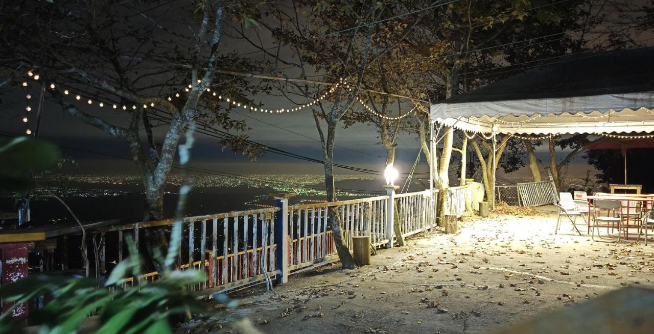 Sky Lounge B&B Zhushan Buitenkant foto